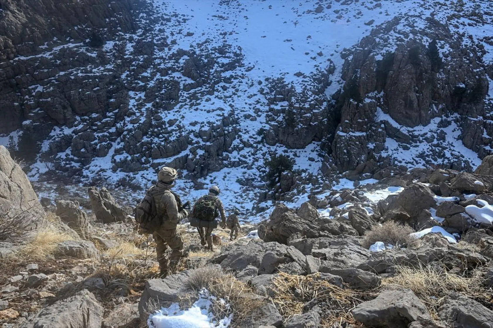 Jandarma timleri, dağları teröristlere dar ediyor