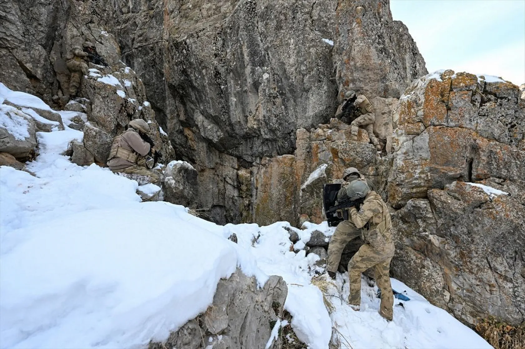 Jandarma timleri, dağları teröristlere dar ediyor