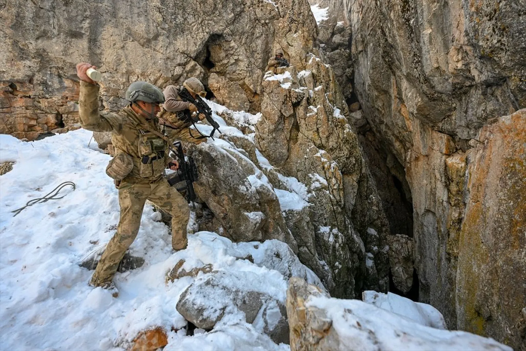 Jandarma timleri, dağları teröristlere dar ediyor