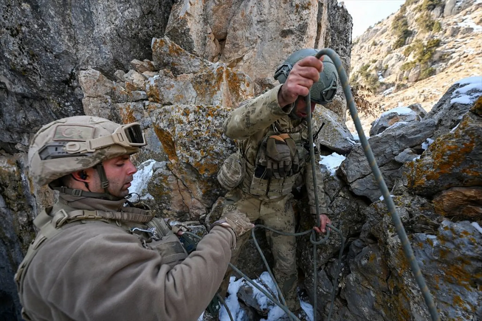 Jandarma timleri, dağları teröristlere dar ediyor