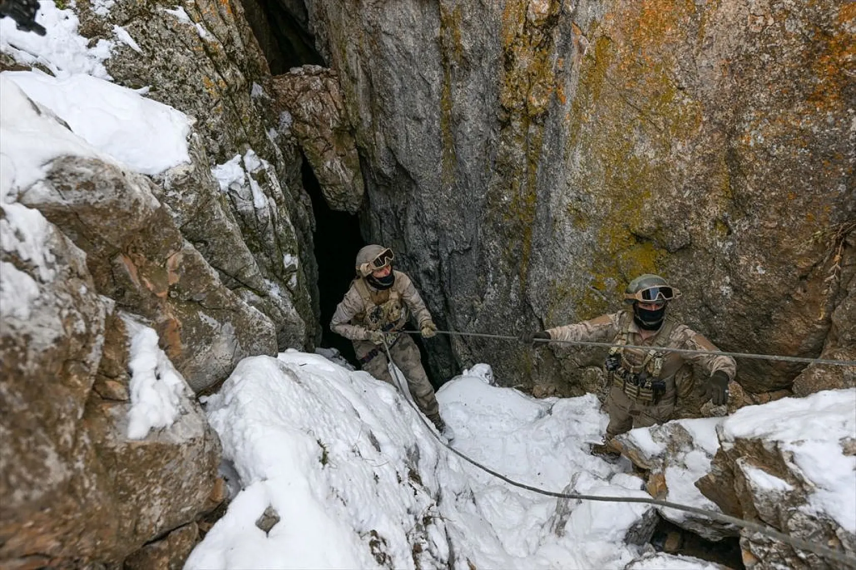 Jandarma timleri, dağları teröristlere dar ediyor