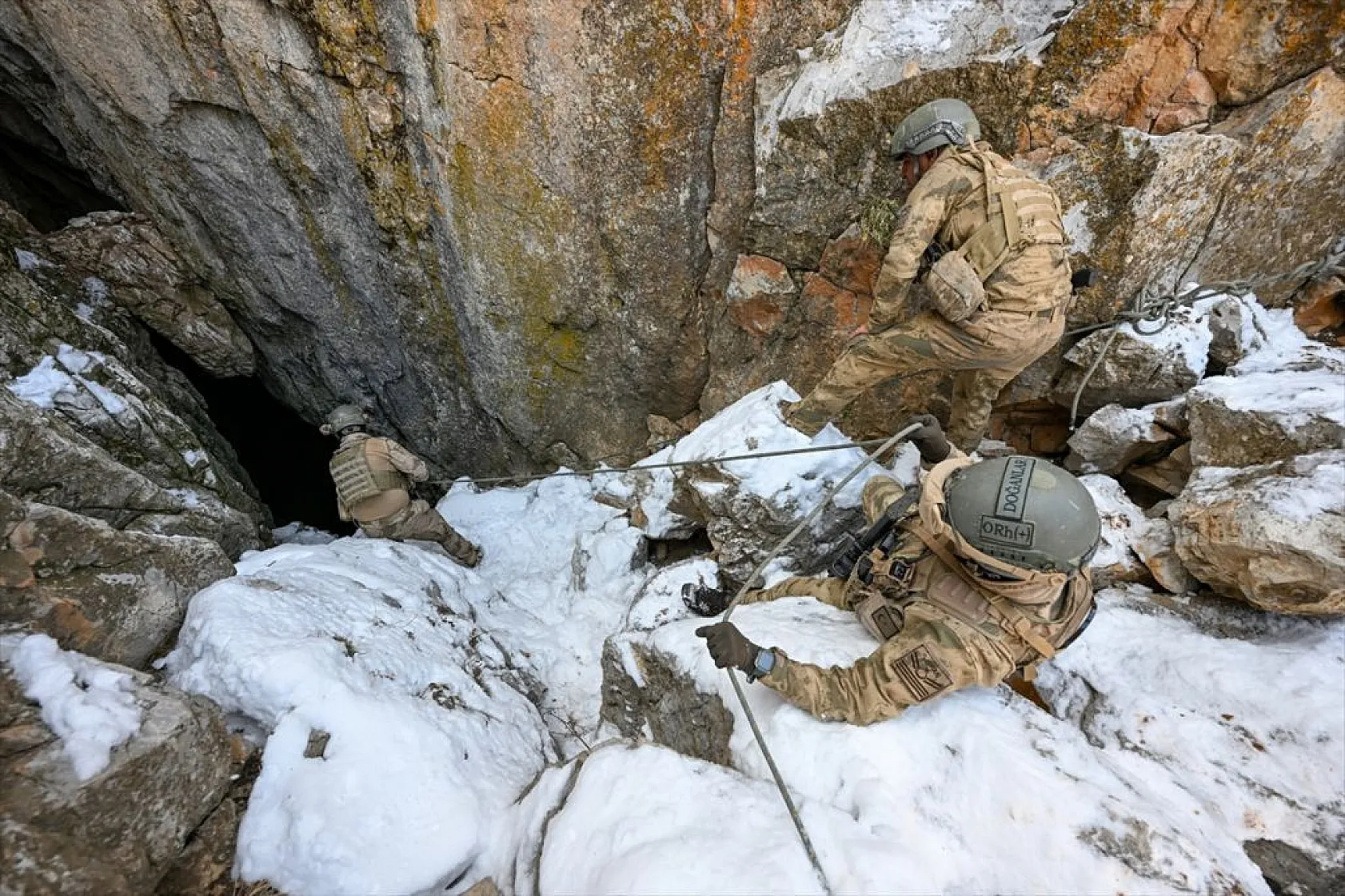 Jandarma timleri, dağları teröristlere dar ediyor