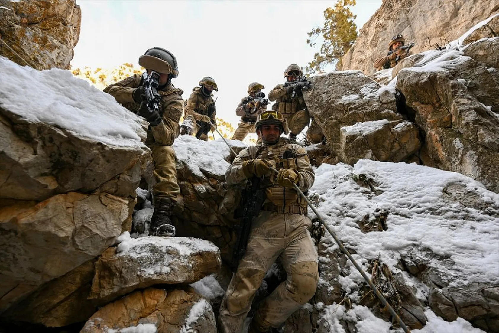 Jandarma timleri, dağları teröristlere dar ediyor
