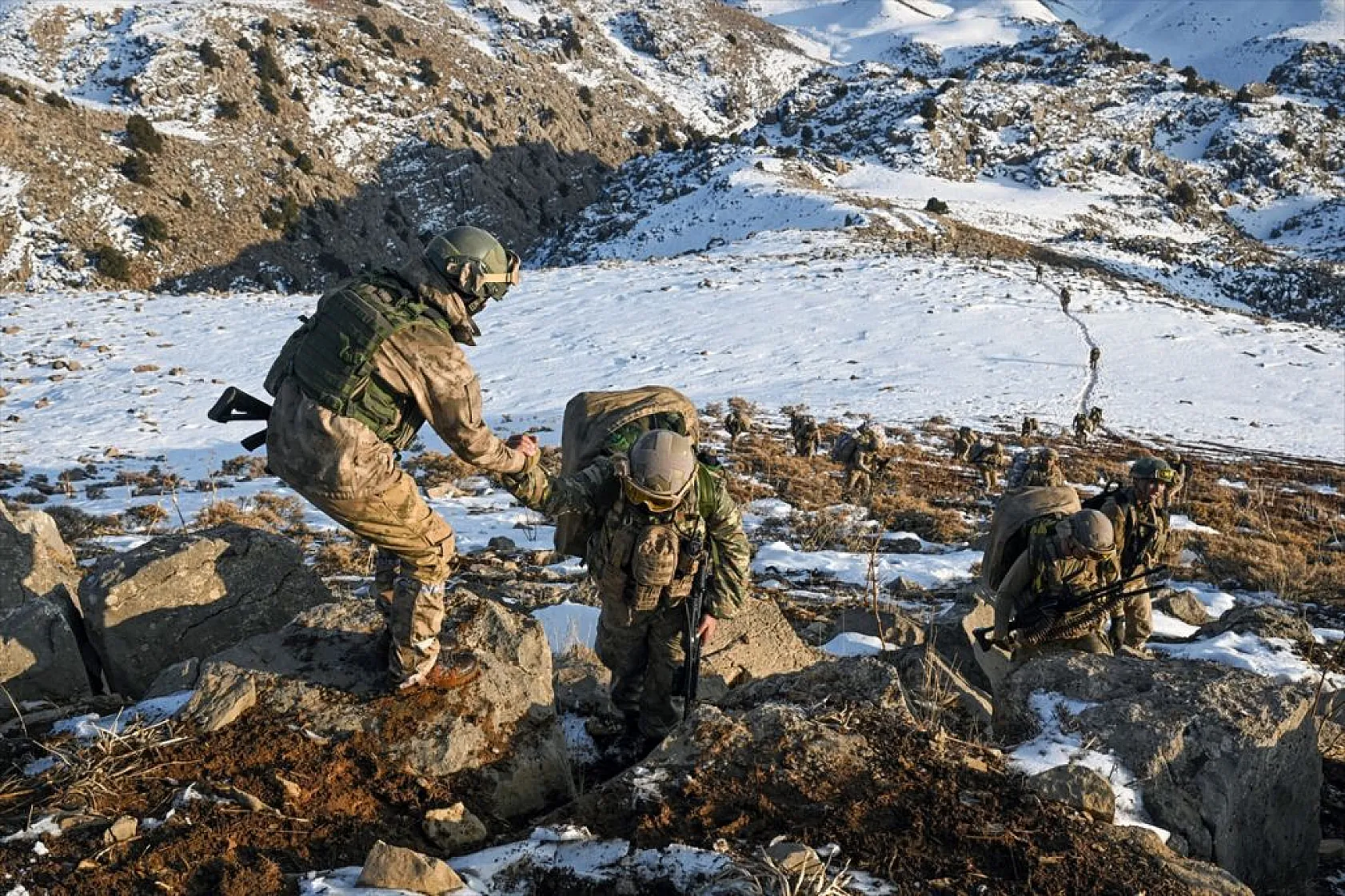 Jandarma timleri, dağları teröristlere dar ediyor
