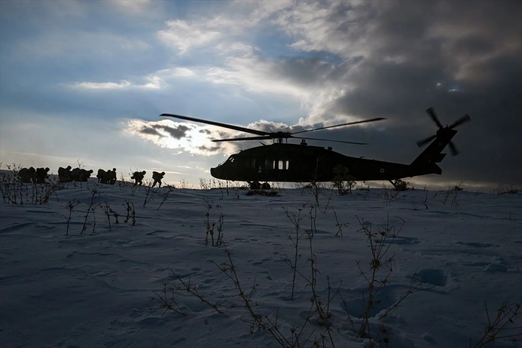 Jandarma timleri, dağları teröristlere dar ediyor