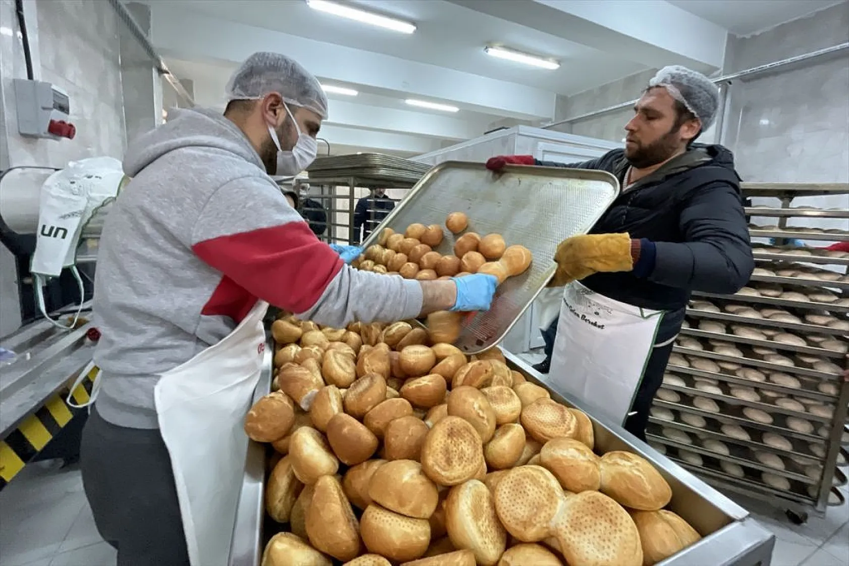 Elazığ MEM'de depremzedeler için ekmek ve çorba pişiyor