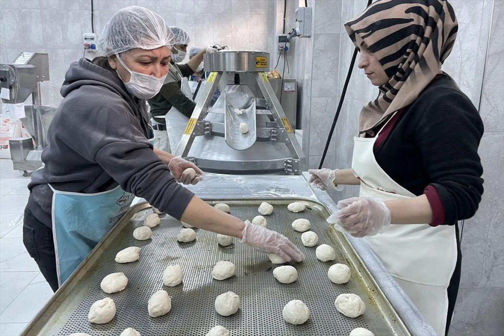 Elazığ MEM'de depremzedeler için ekmek ve çorba pişiyor