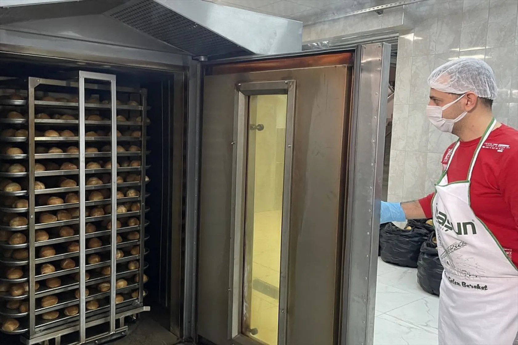 Elazığ MEM'de depremzedeler için ekmek ve çorba pişiyor