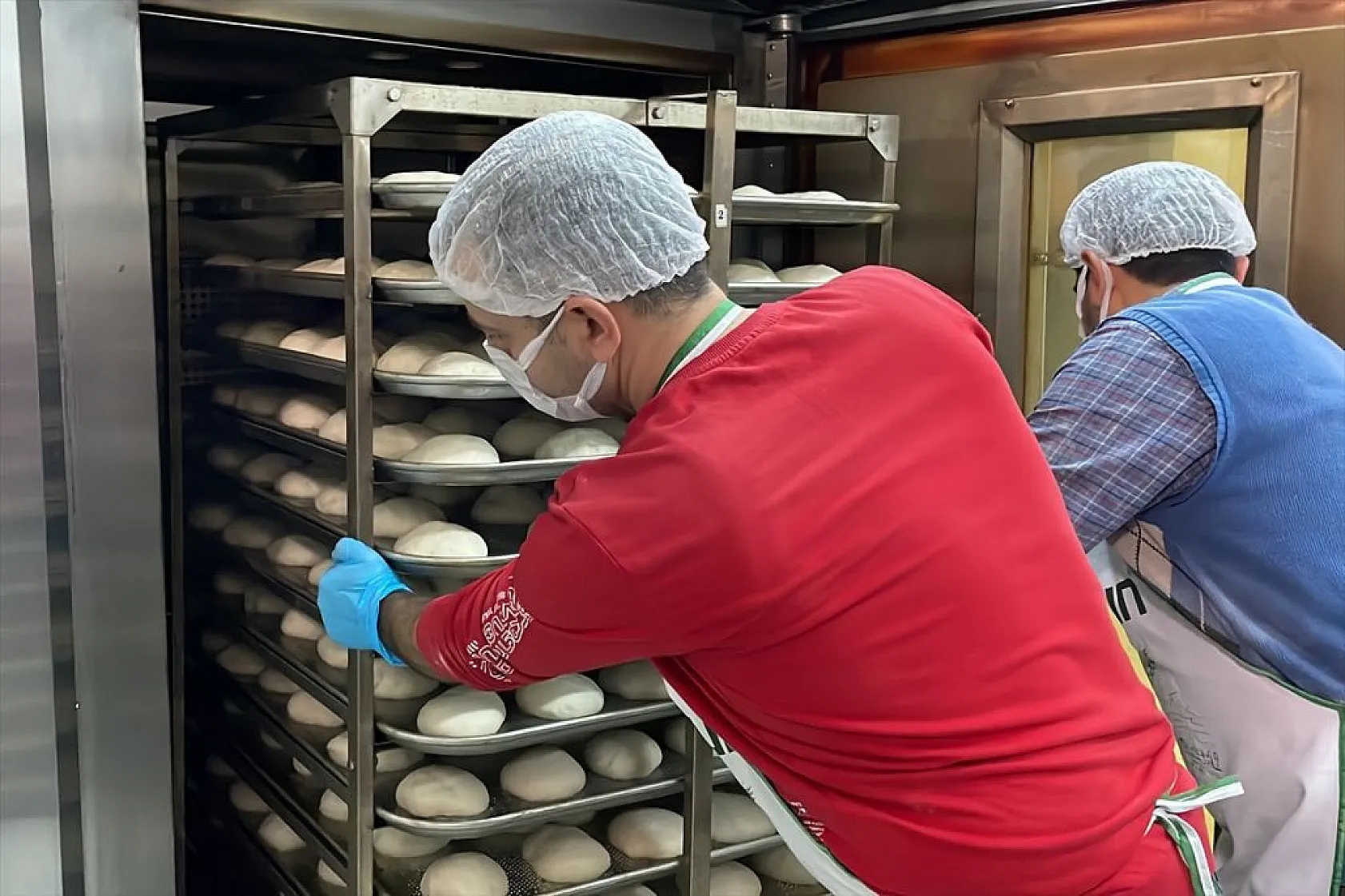 Elazığ MEM'de depremzedeler için ekmek ve çorba pişiyor