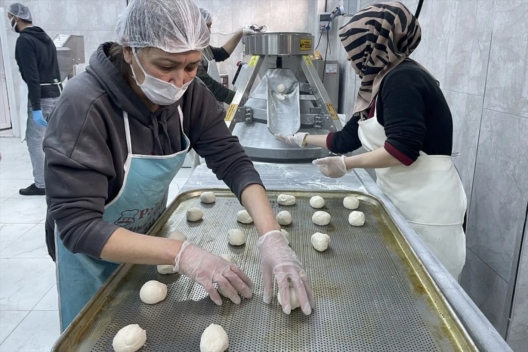 Elazığ MEM'de depremzedeler için ekmek ve çorba pişiyor