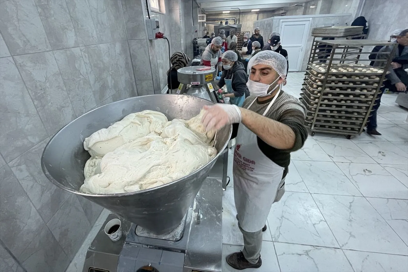 Elazığ MEM'de depremzedeler için ekmek ve çorba pişiyor