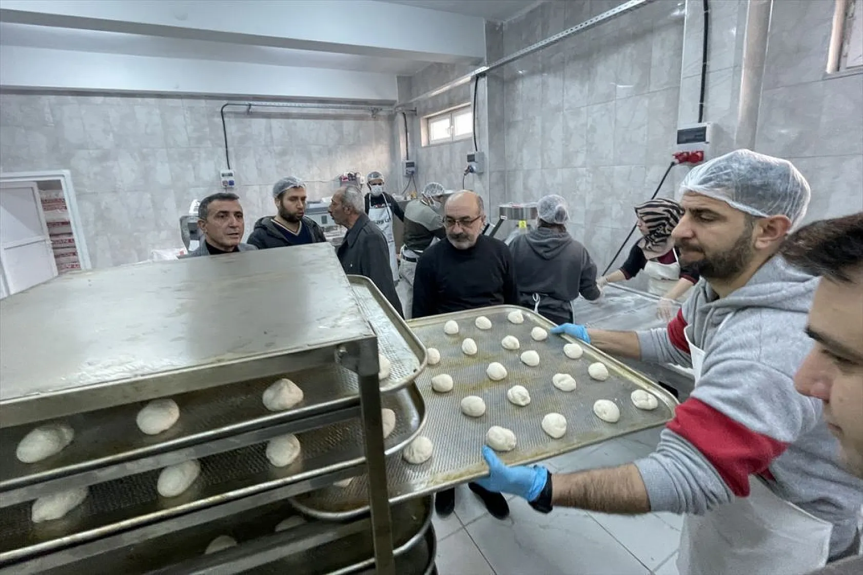 Elazığ MEM'de depremzedeler için ekmek ve çorba pişiyor