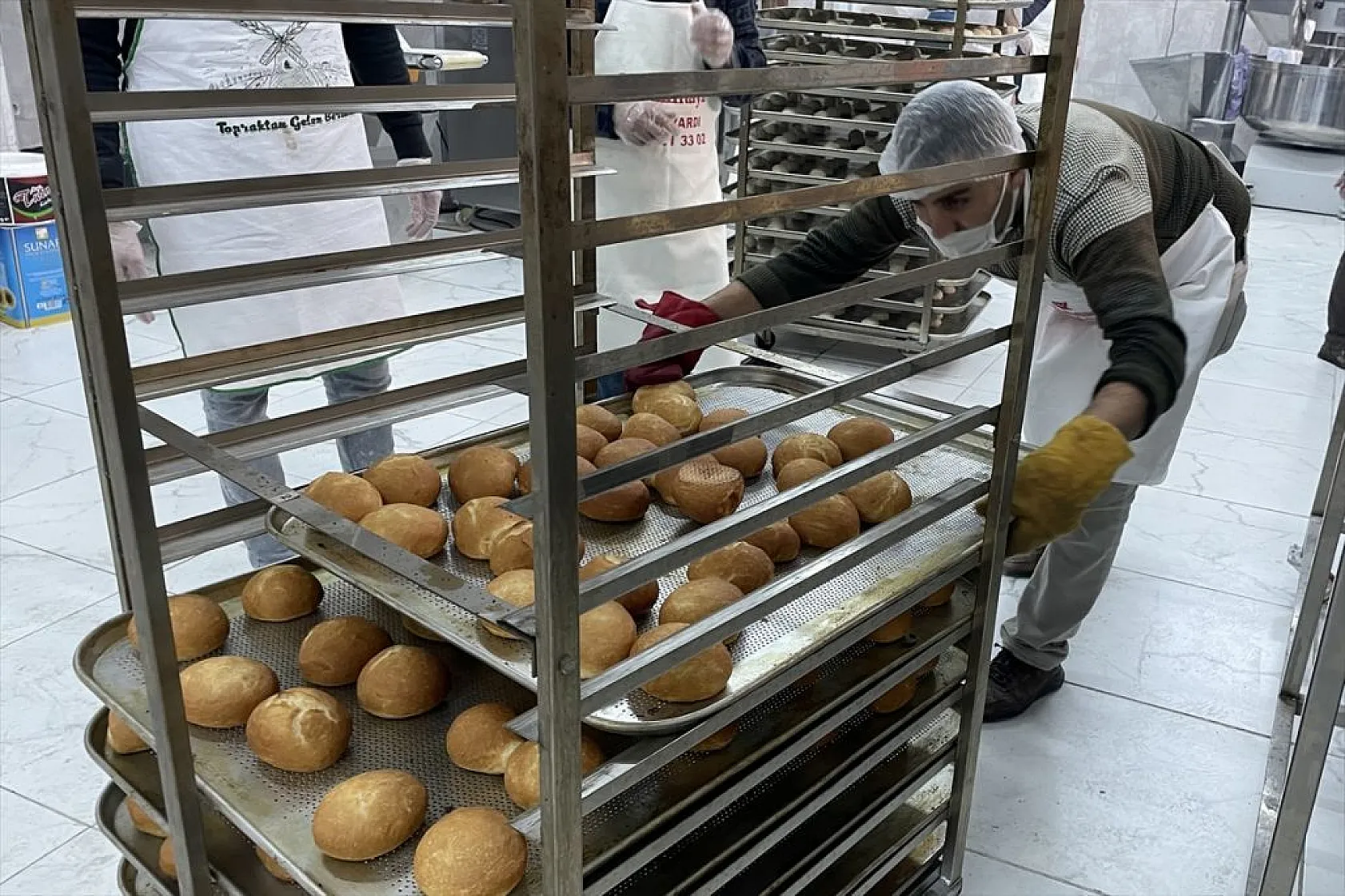 Elazığ MEM'de depremzedeler için ekmek ve çorba pişiyor