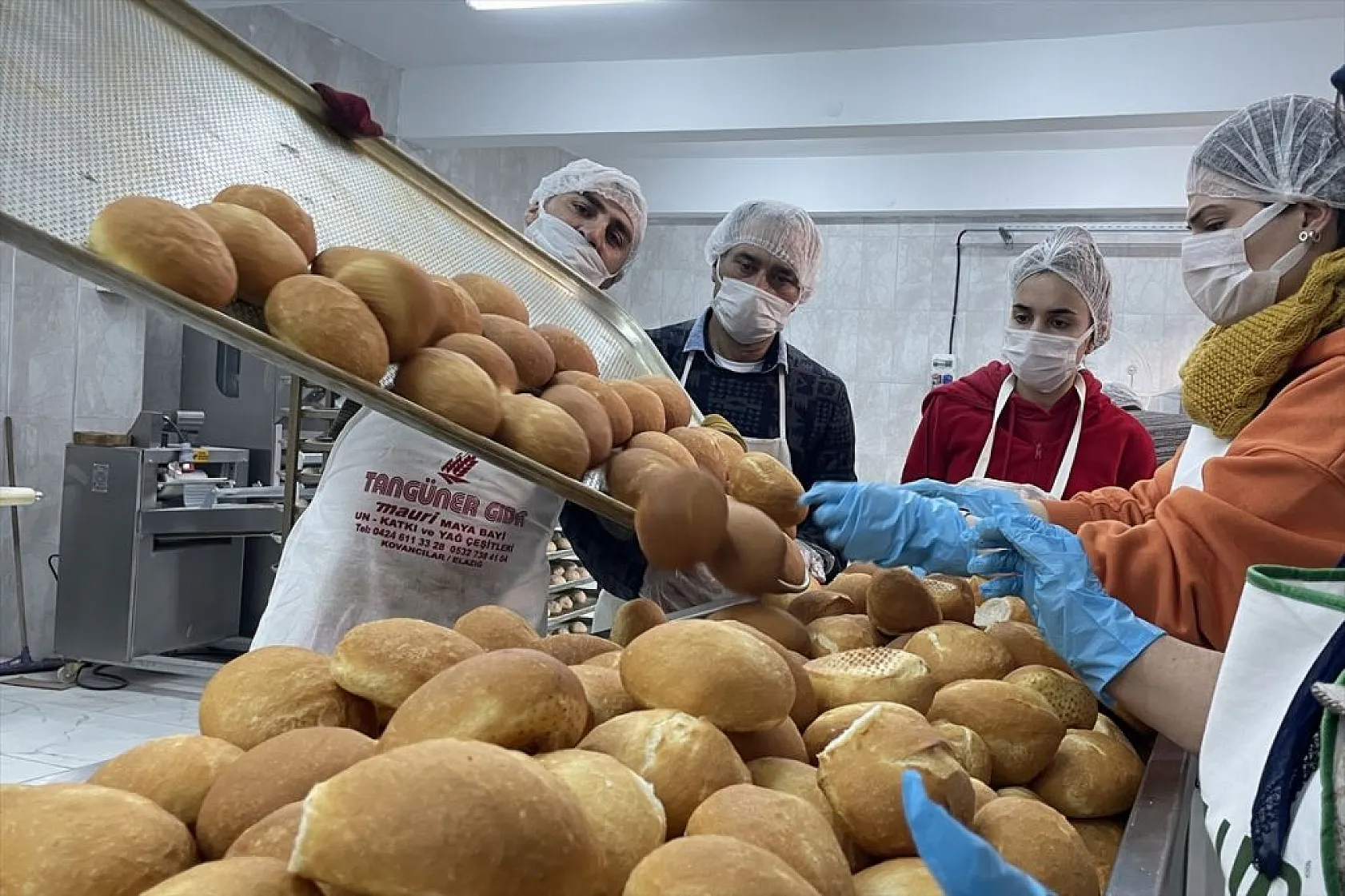 Elazığ MEM'de depremzedeler için ekmek ve çorba pişiyor