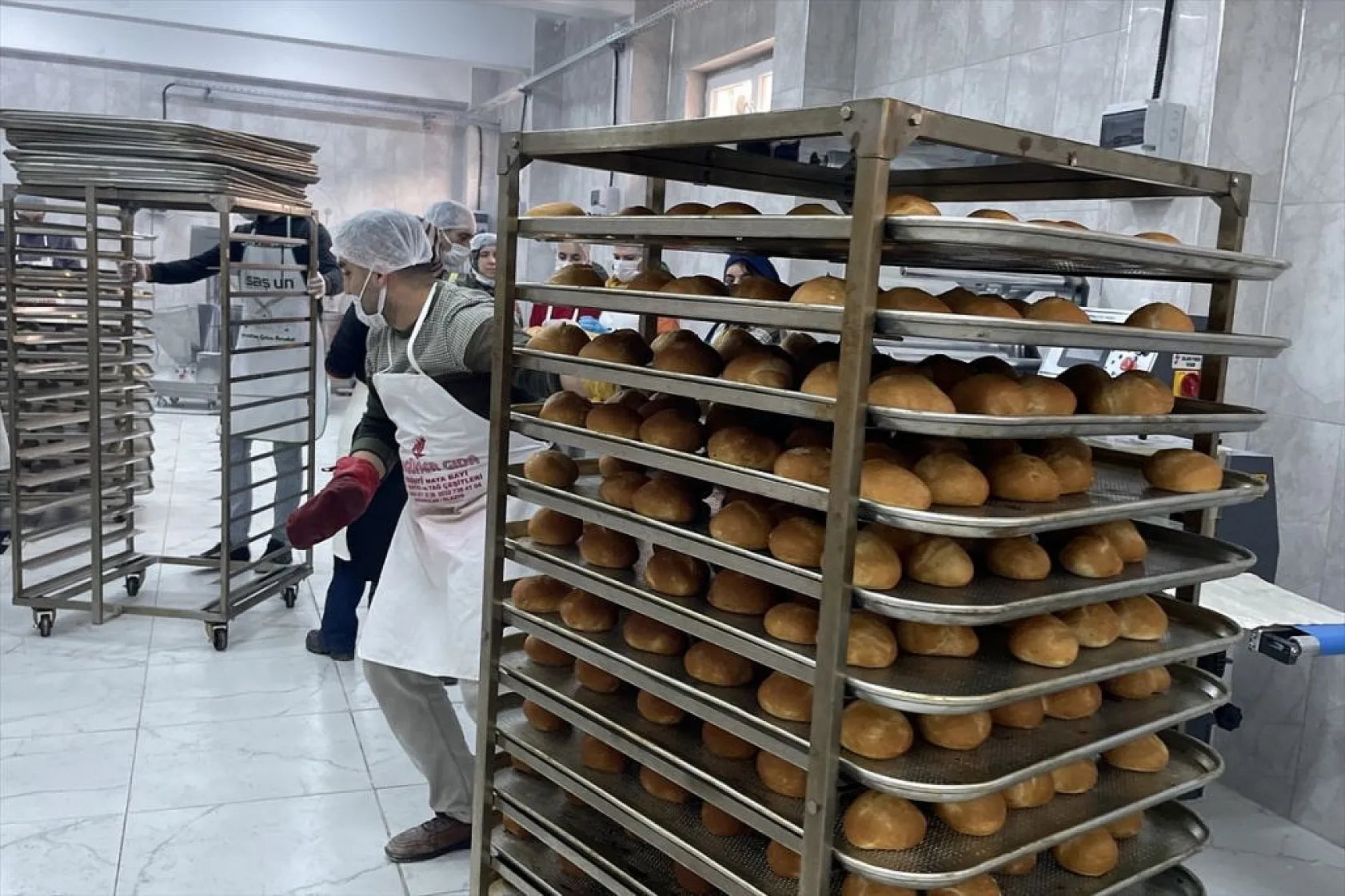 Elazığ MEM'de depremzedeler için ekmek ve çorba pişiyor