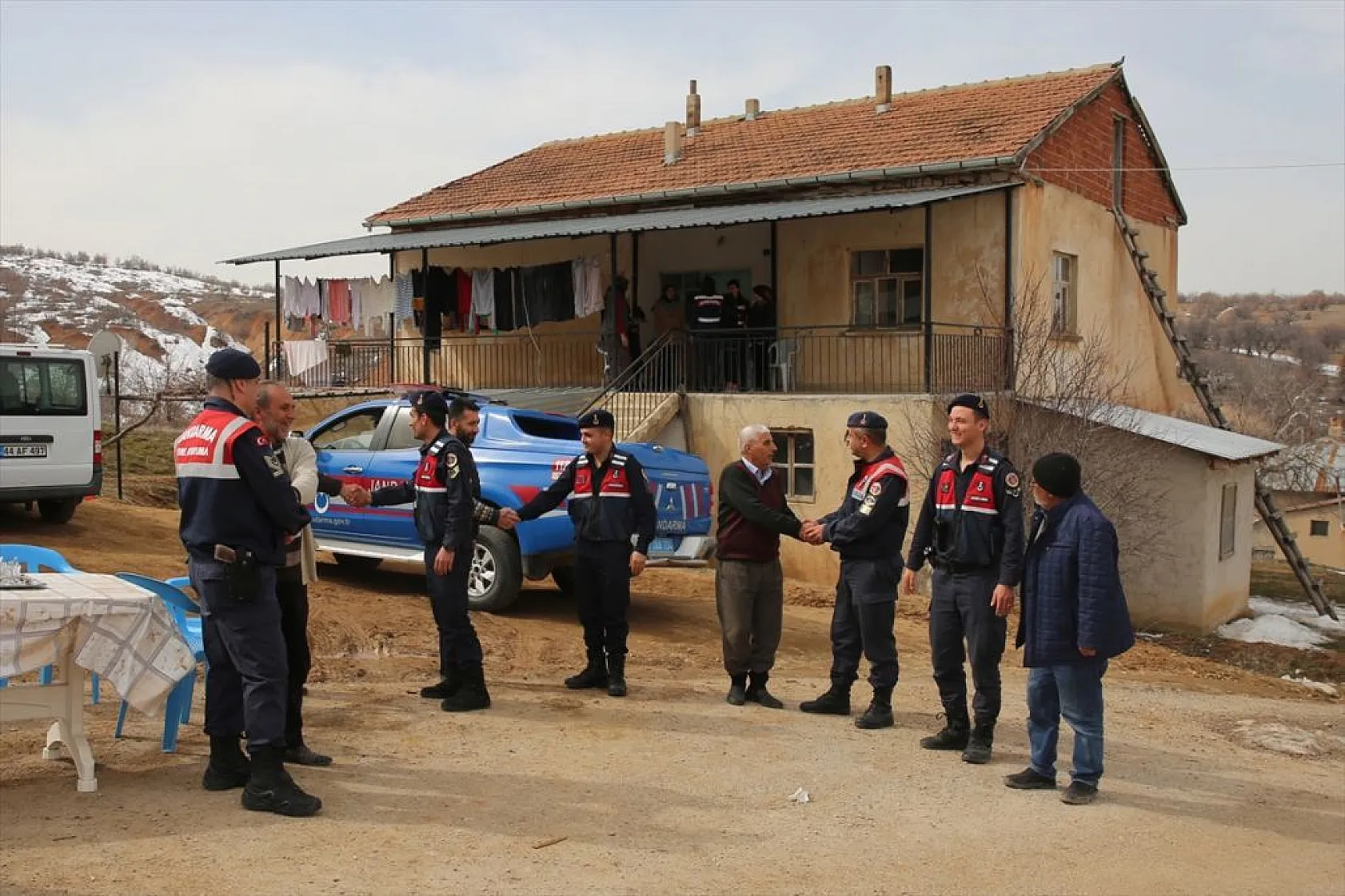 Elazığ'da ekipler, depremzedelerin yaralarını sarıyor