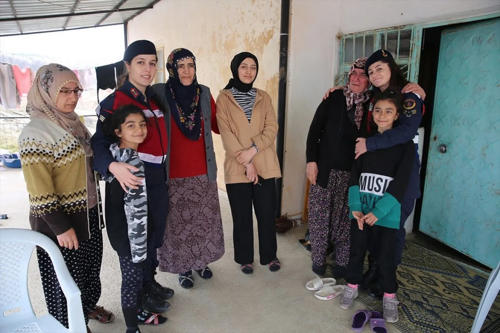 Elazığ'da ekipler, depremzedelerin yaralarını sarıyor