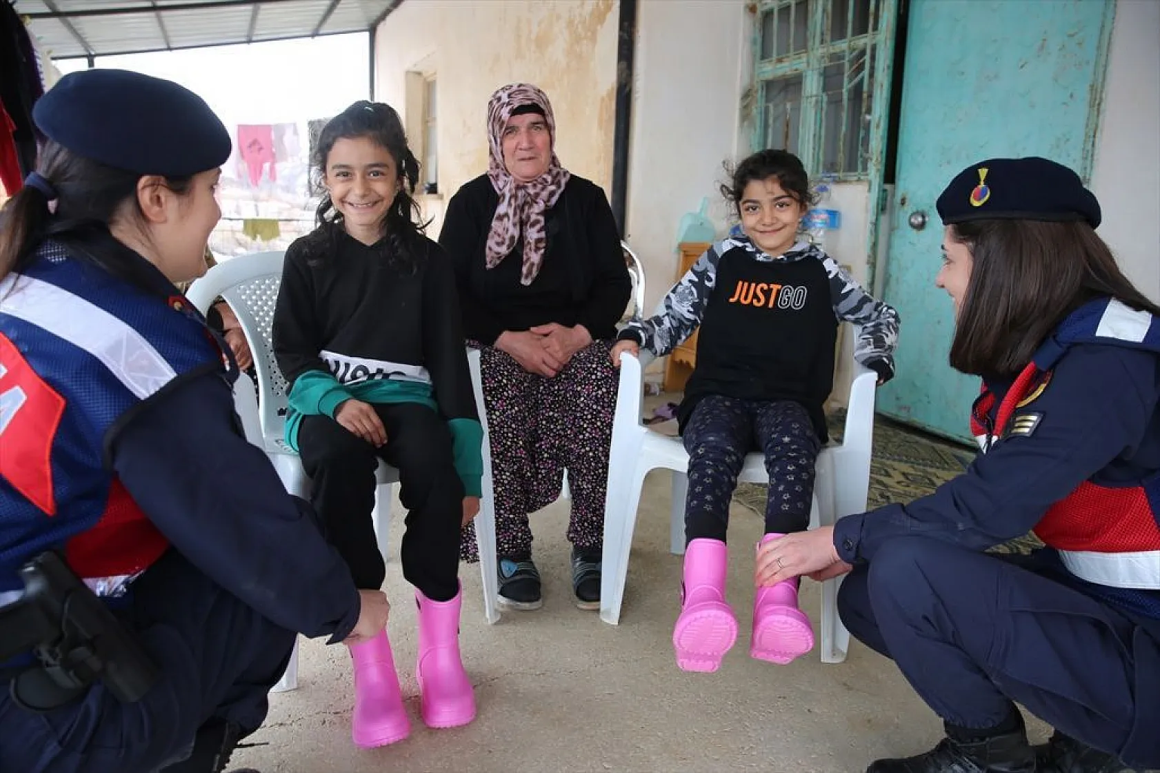 Elazığ'da ekipler, depremzedelerin yaralarını sarıyor