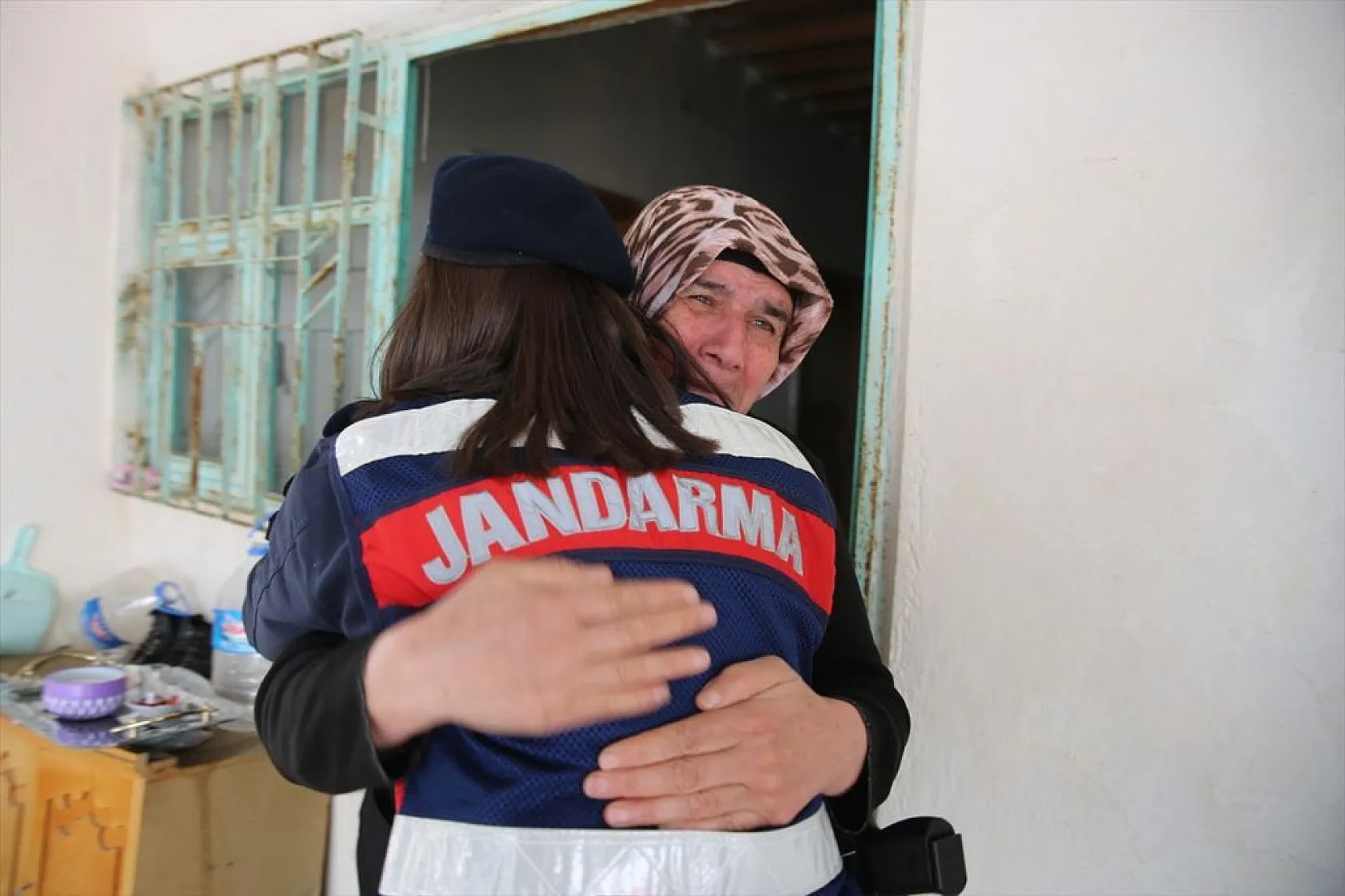 Elazığ'da ekipler, depremzedelerin yaralarını sarıyor