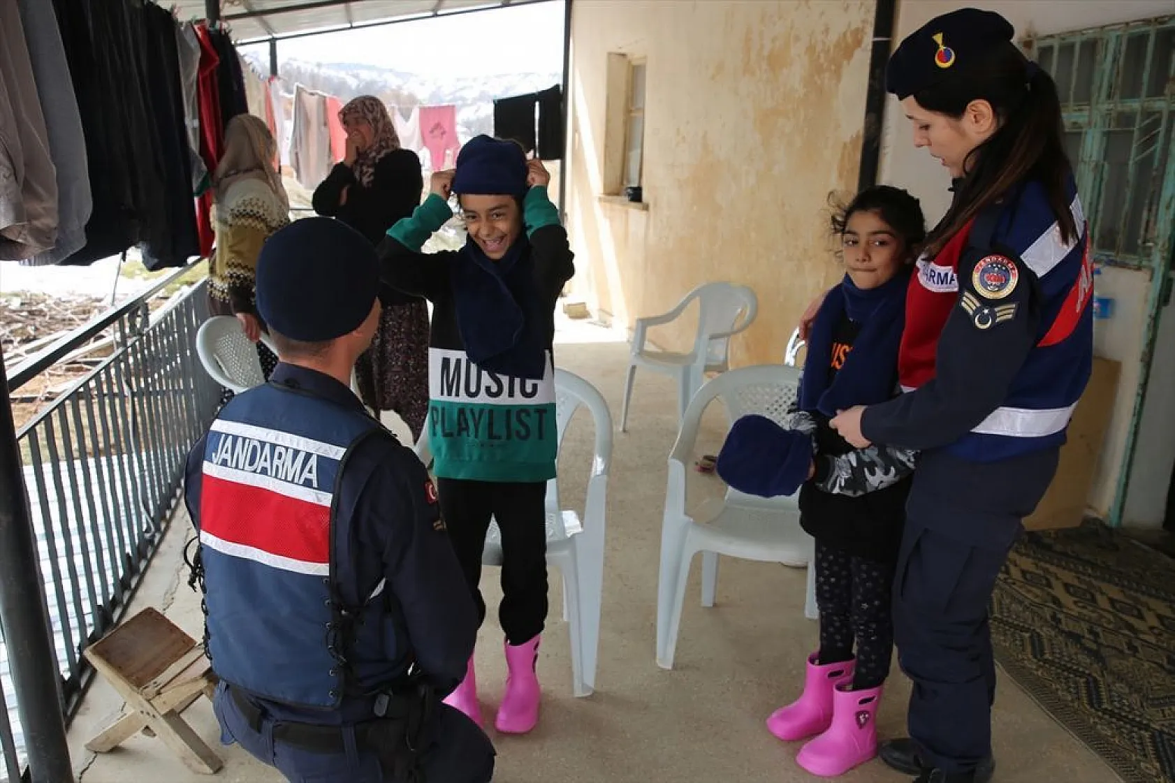 Elazığ'da ekipler, depremzedelerin yaralarını sarıyor