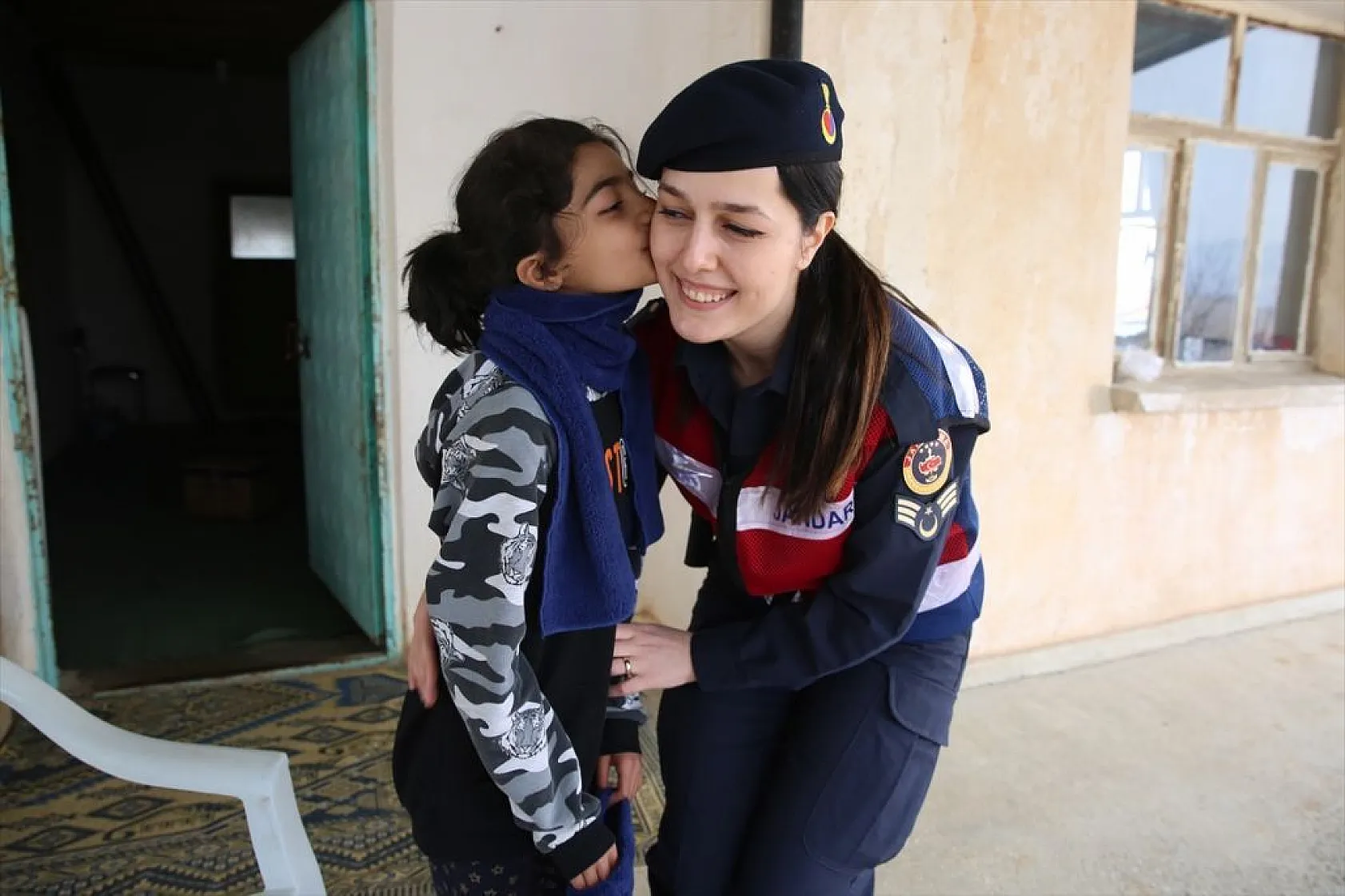 Elazığ'da ekipler, depremzedelerin yaralarını sarıyor