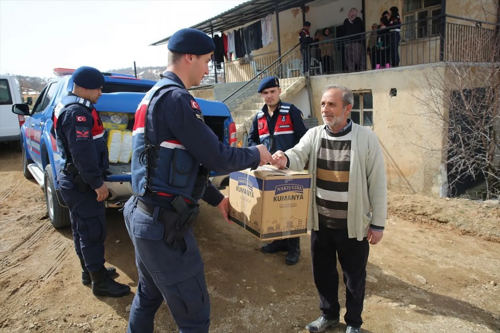 Elazığ'da ekipler, depremzedelerin yaralarını sarıyor