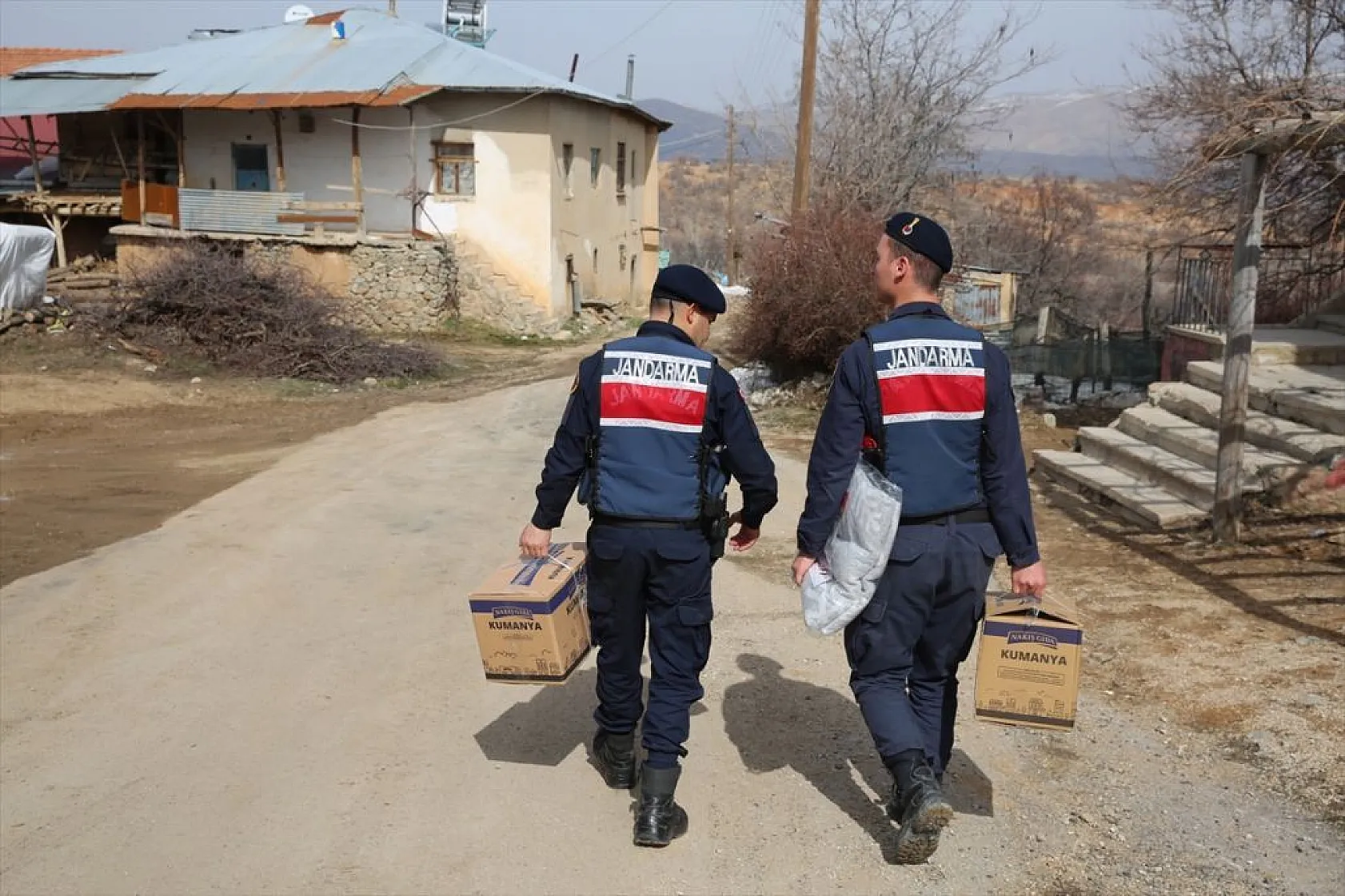 Elazığ'da ekipler, depremzedelerin yaralarını sarıyor