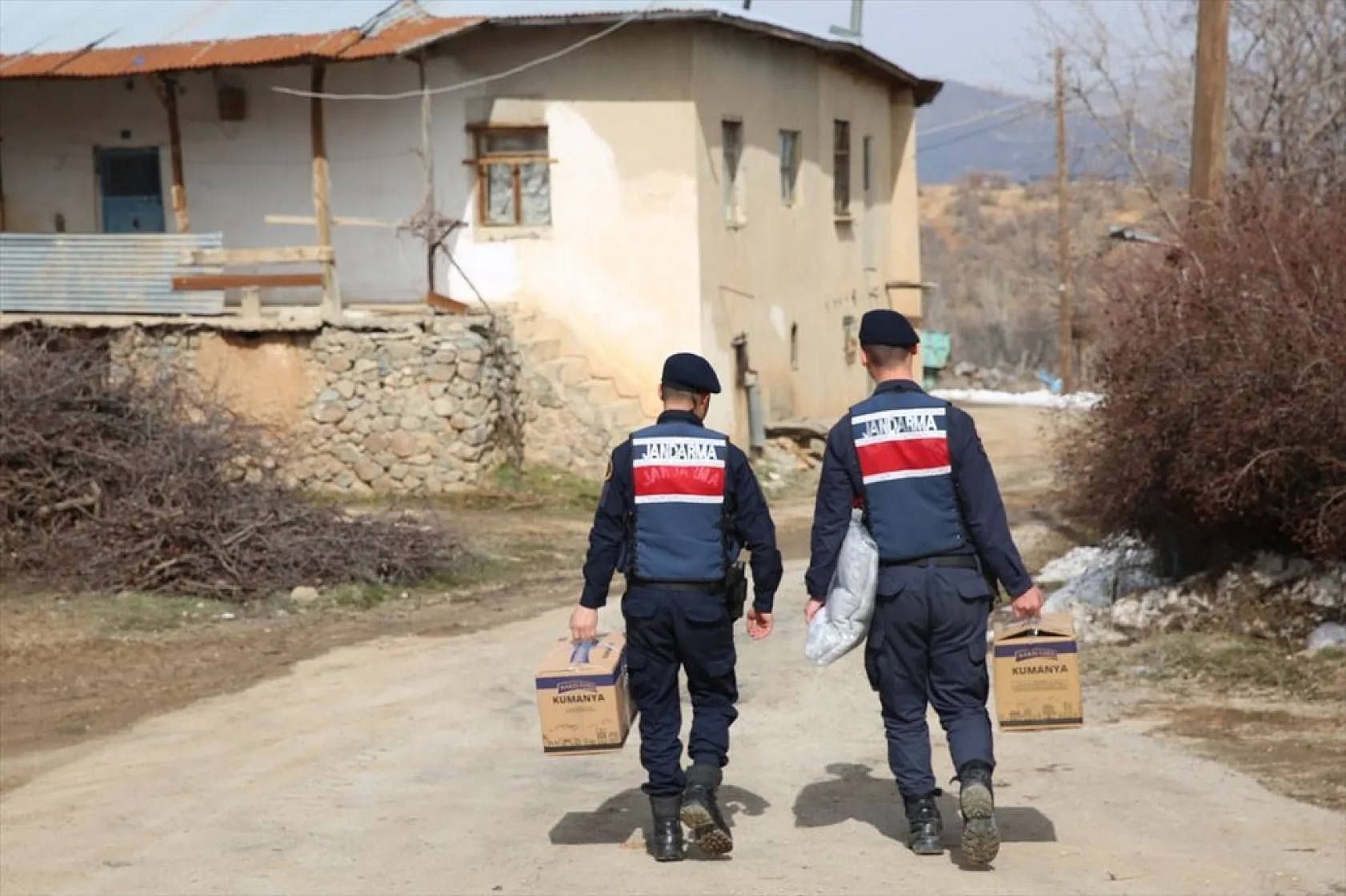 Elazığ'da ekipler, depremzedelerin yaralarını sarıyor