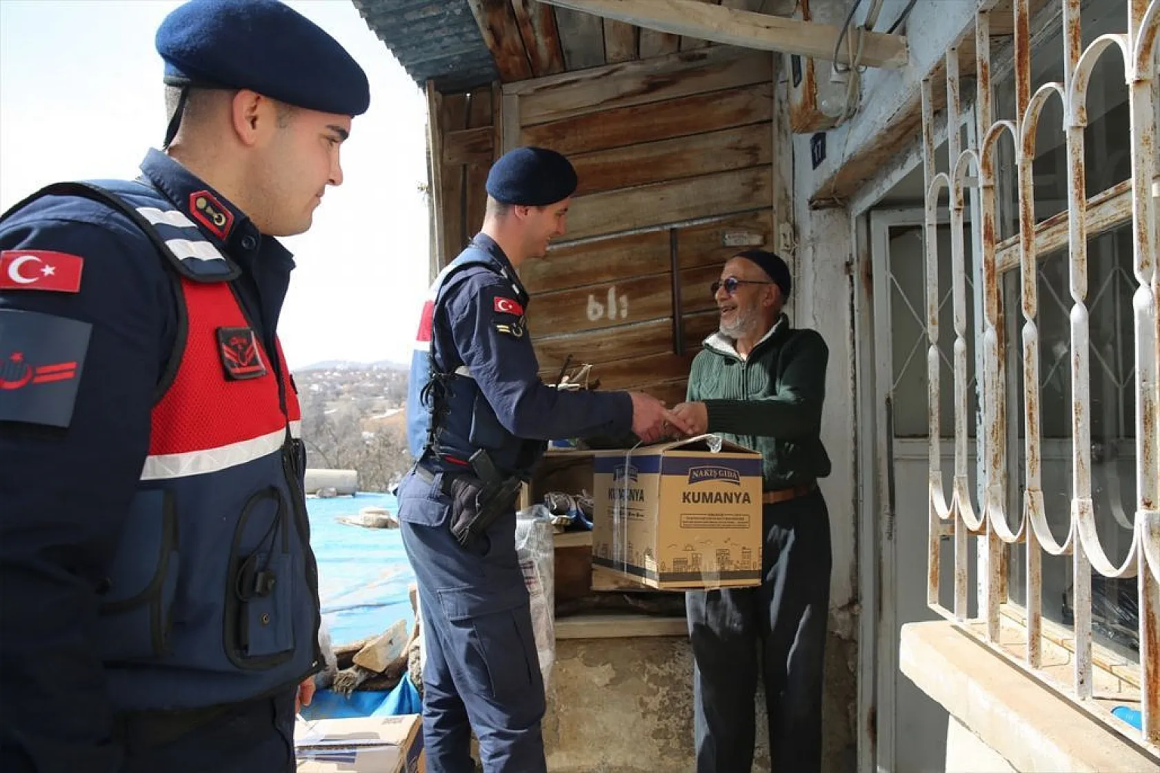 Elazığ'da ekipler, depremzedelerin yaralarını sarıyor