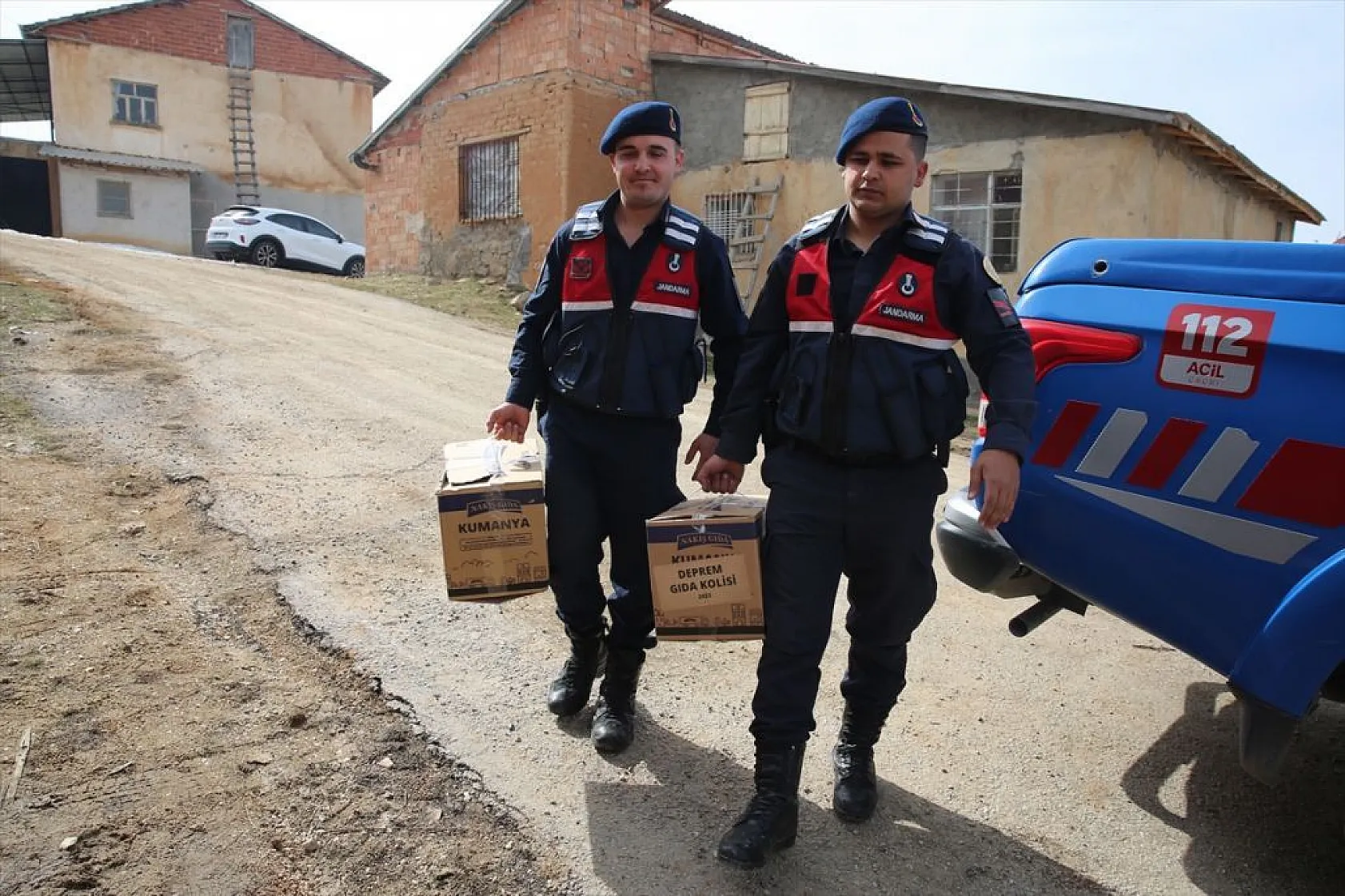 Elazığ'da ekipler, depremzedelerin yaralarını sarıyor