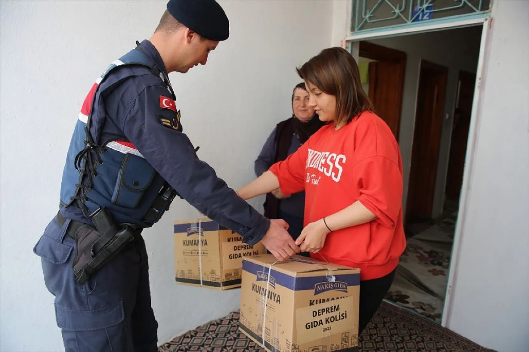 Elazığ'da ekipler, depremzedelerin yaralarını sarıyor
