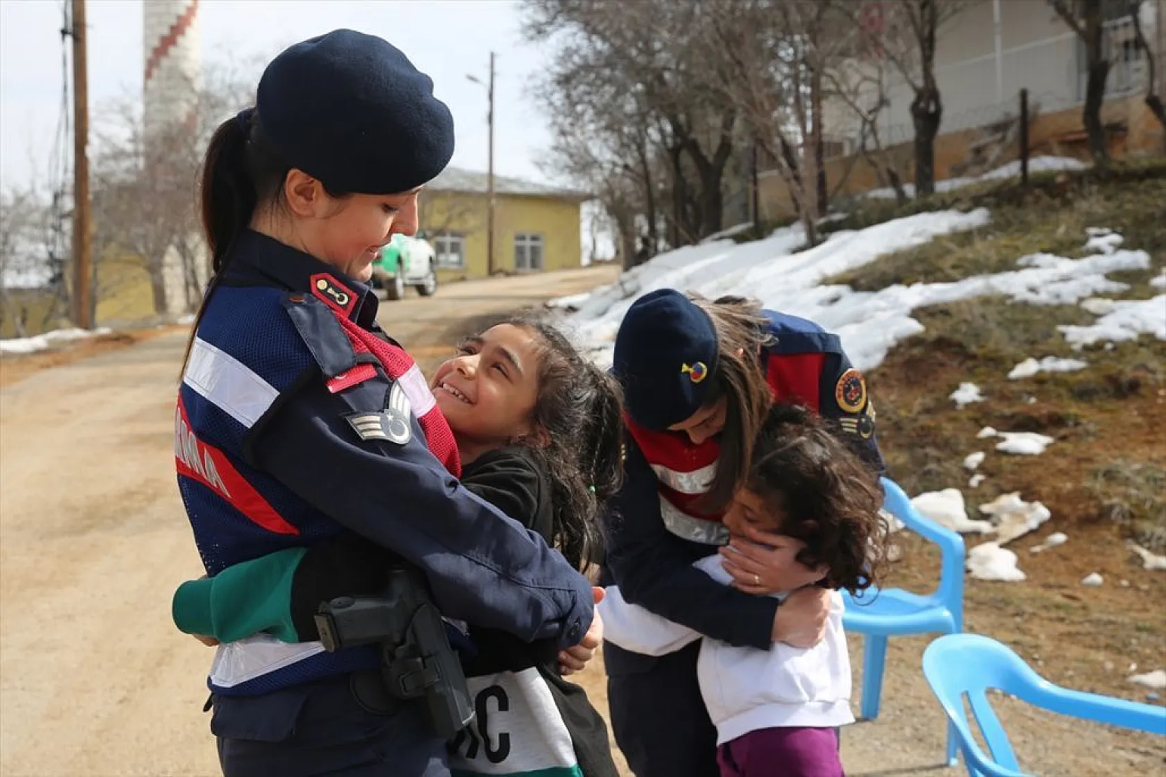 Elazığ'da ekipler, depremzedelerin yaralarını sarıyor