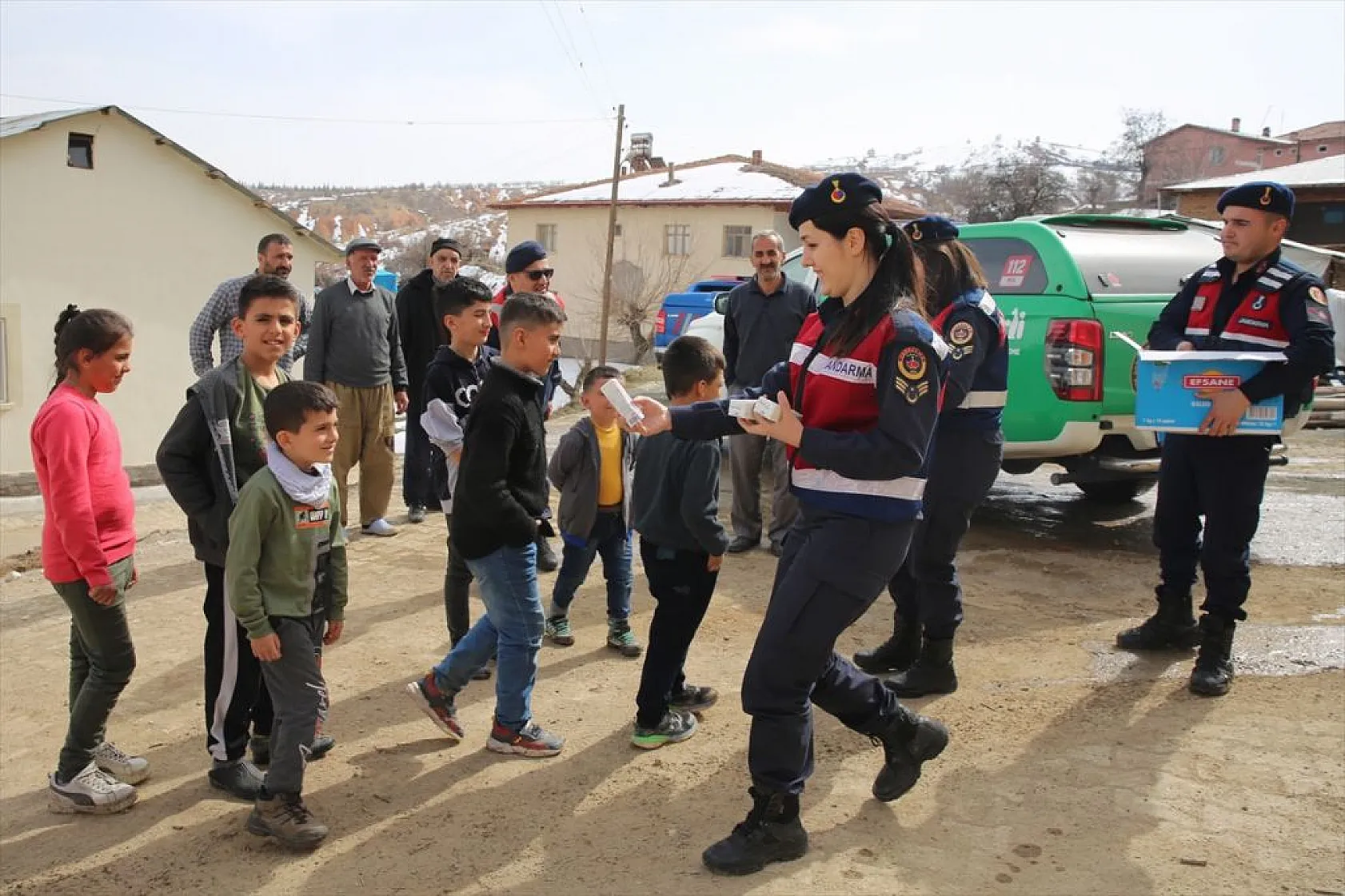 Elazığ'da ekipler, depremzedelerin yaralarını sarıyor