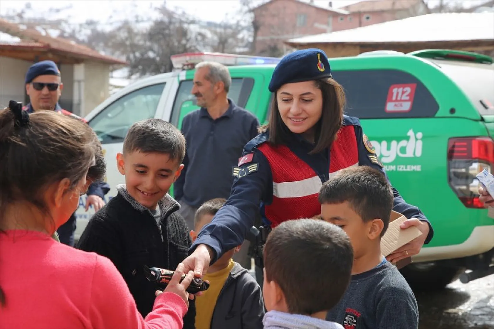 Elazığ'da ekipler, depremzedelerin yaralarını sarıyor