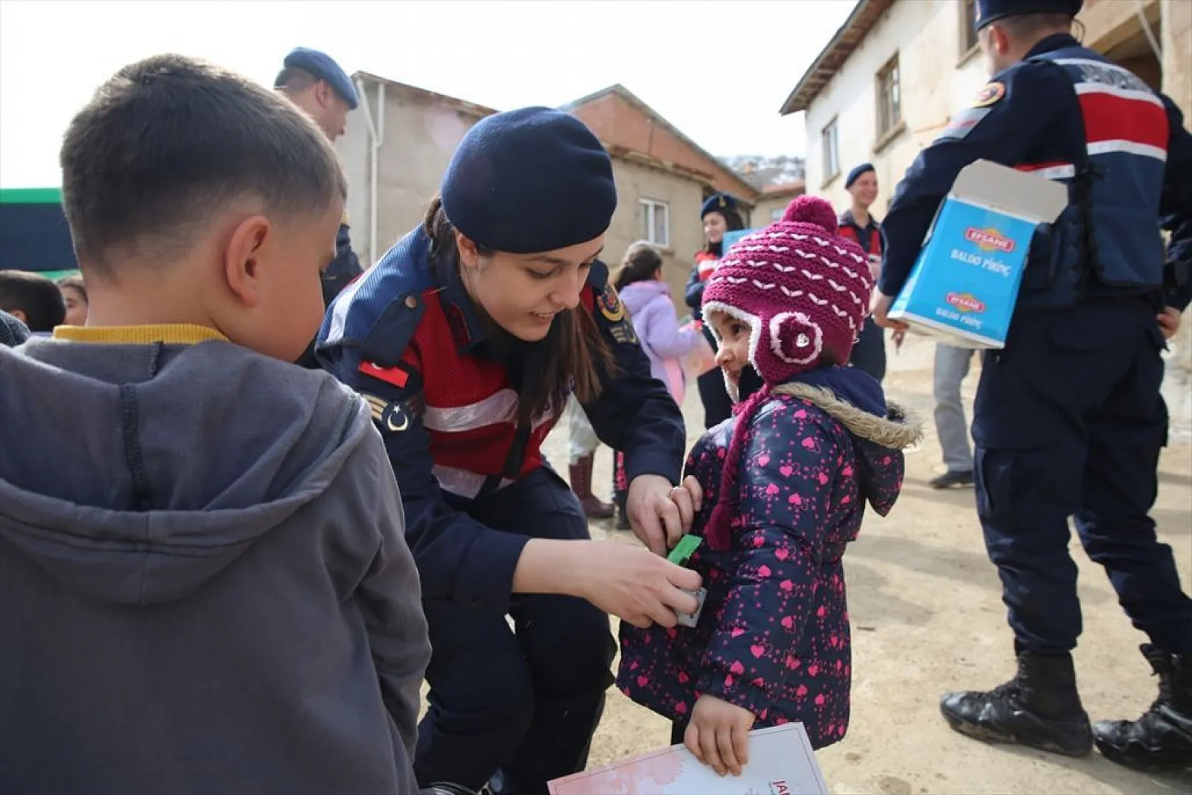 Elazığ'da ekipler, depremzedelerin yaralarını sarıyor