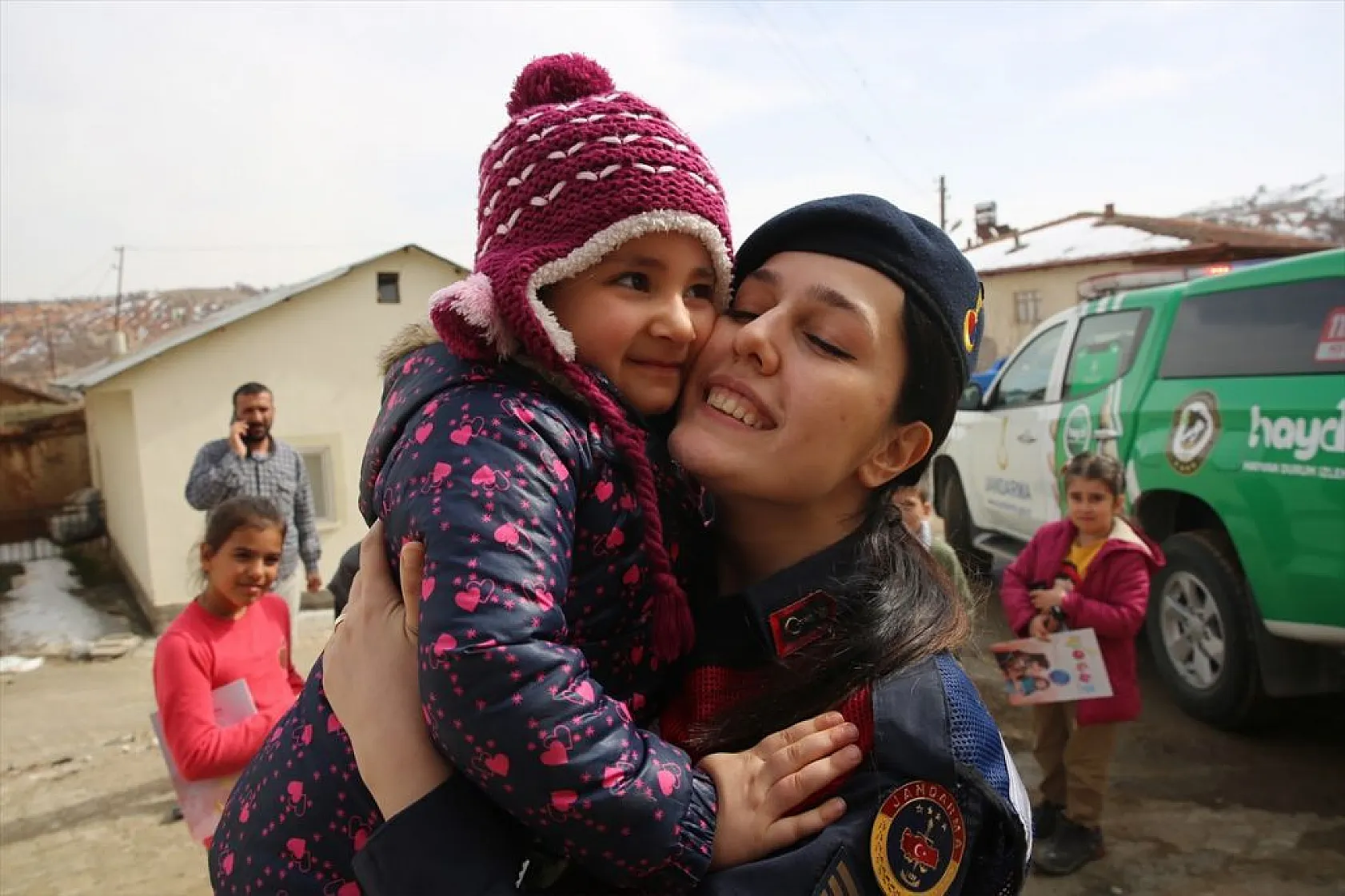 Elazığ'da ekipler, depremzedelerin yaralarını sarıyor