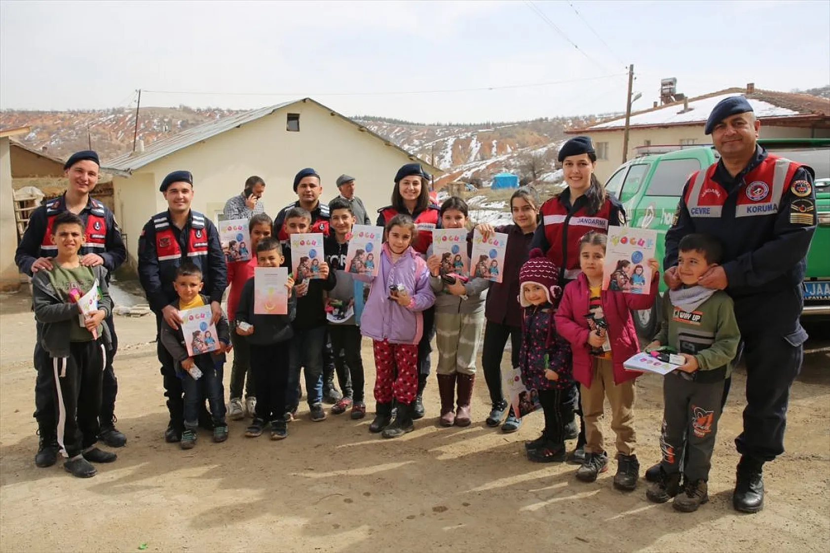 Elazığ'da ekipler, depremzedelerin yaralarını sarıyor