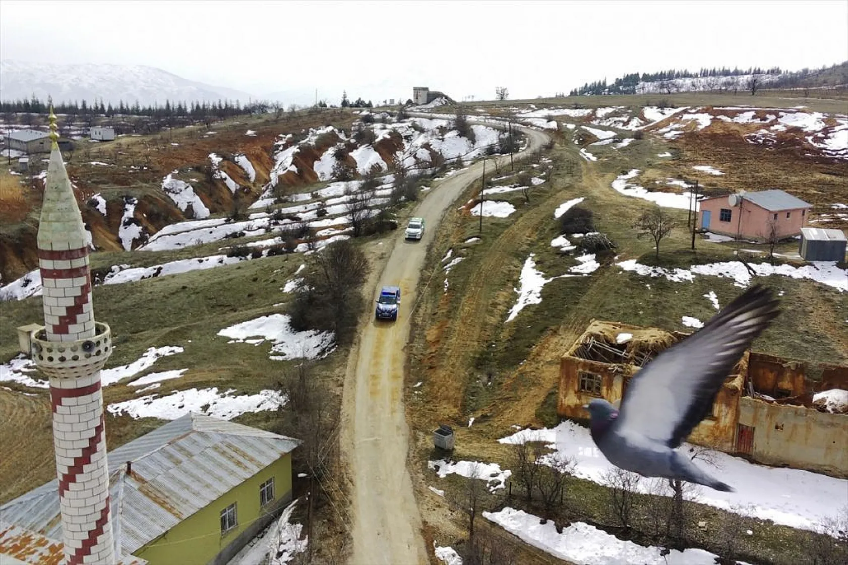 Elazığ'da ekipler, depremzedelerin yaralarını sarıyor