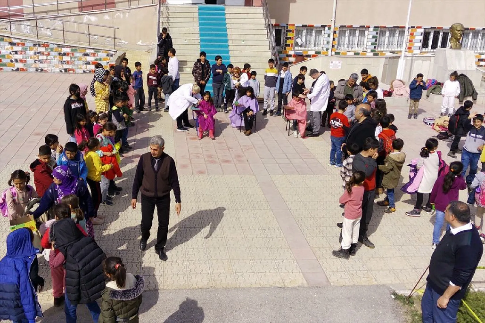 Gönüllü berber ve kuaförlerden depremzedelere saç bakım hizmeti