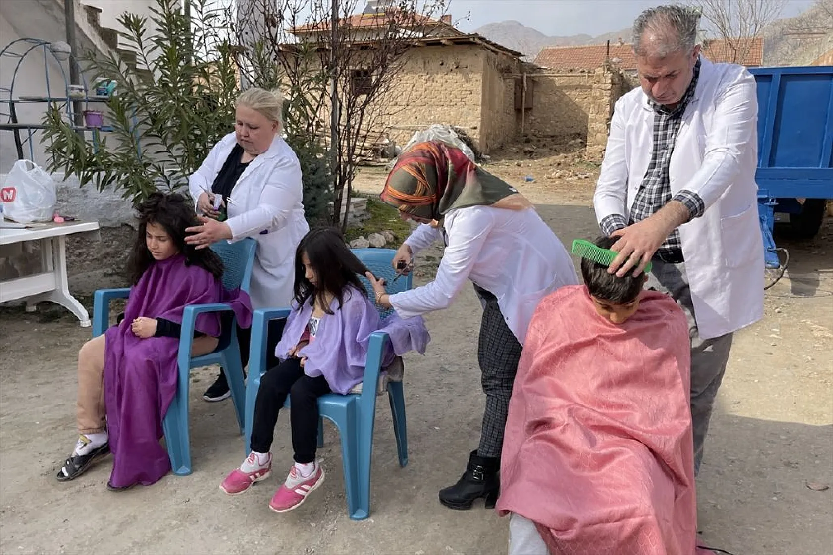 Gönüllü berber ve kuaförlerden depremzedelere saç bakım hizmeti