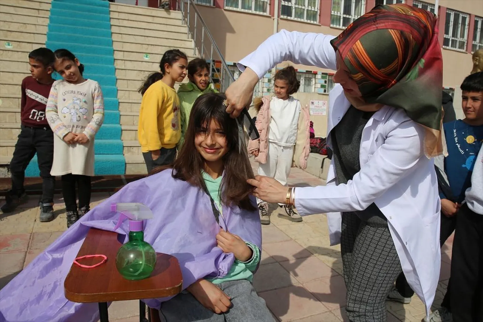 Gönüllü berber ve kuaförlerden depremzedelere saç bakım hizmeti