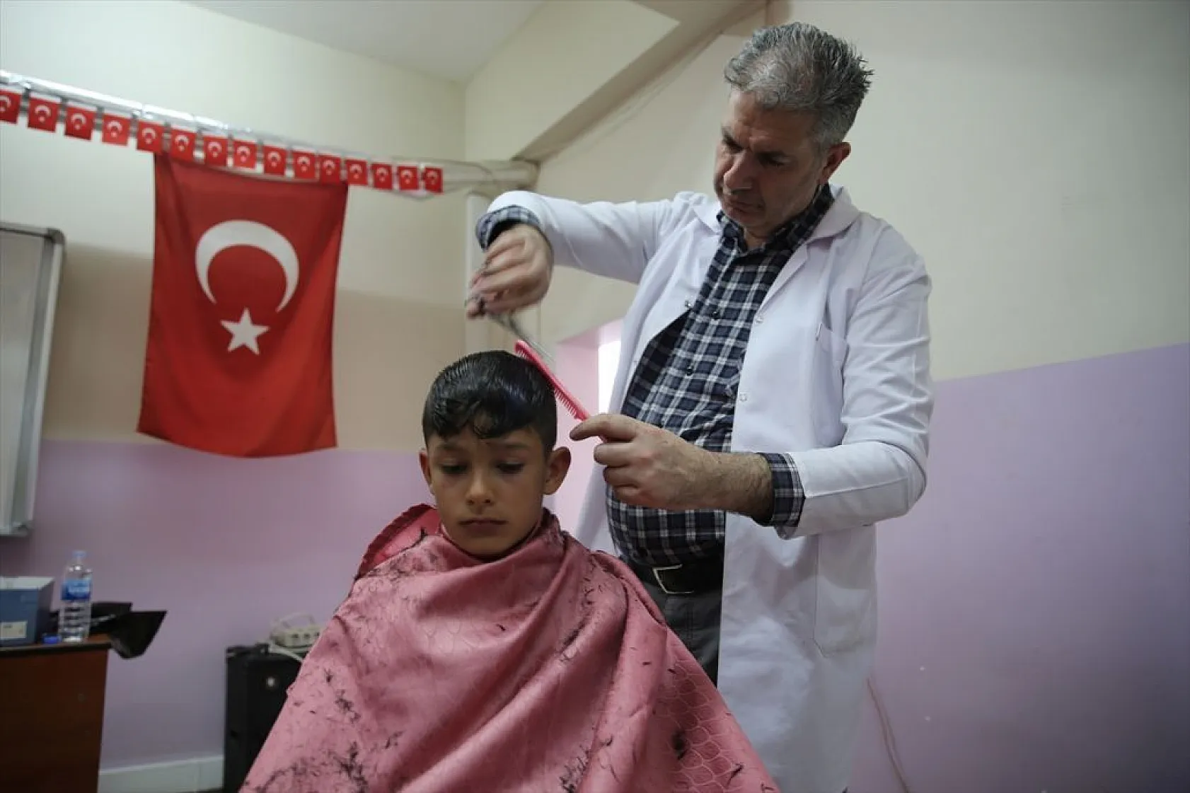 Gönüllü berber ve kuaförlerden depremzedelere saç bakım hizmeti