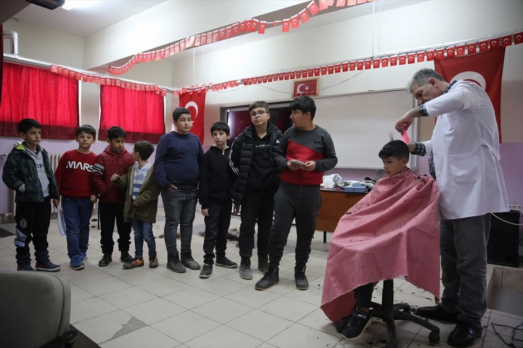 Gönüllü berber ve kuaförlerden depremzedelere saç bakım hizmeti
