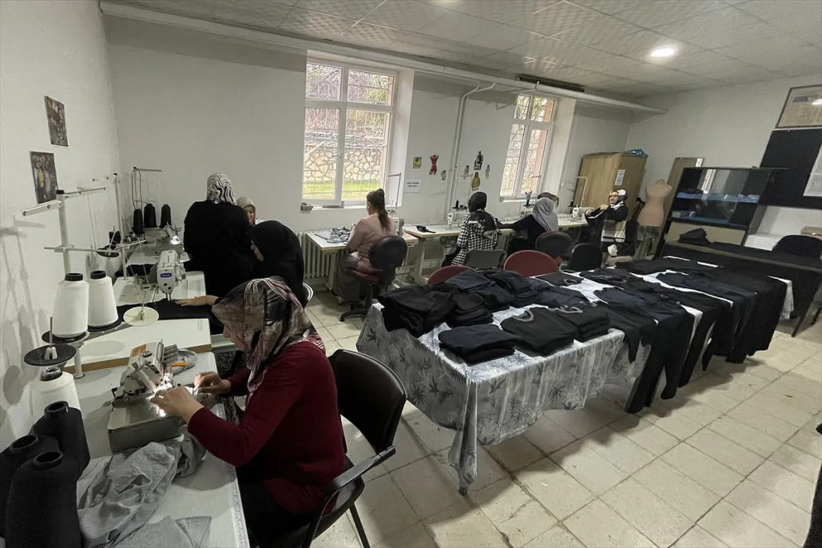 Usta öğreticiler ve kursiyerler, depremzedeler için kolları sıvadı