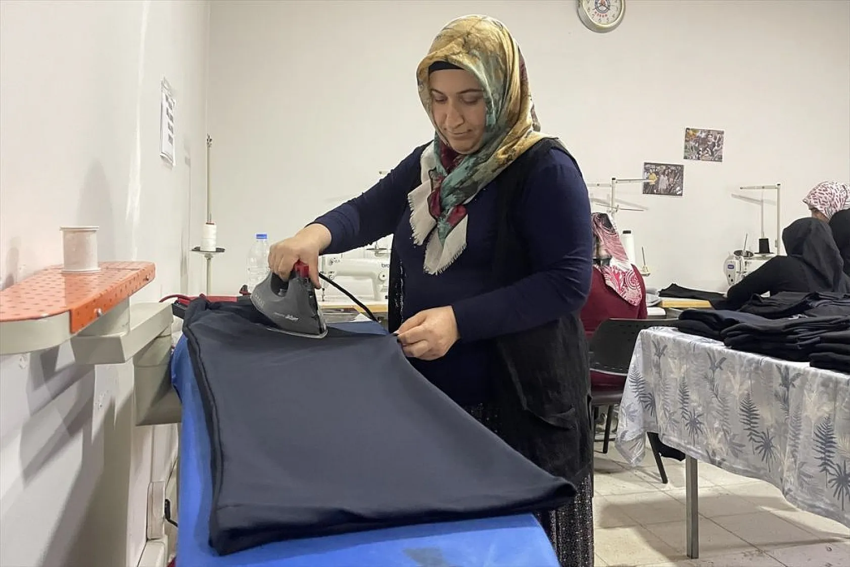 Usta öğreticiler ve kursiyerler, depremzedeler için kolları sıvadı