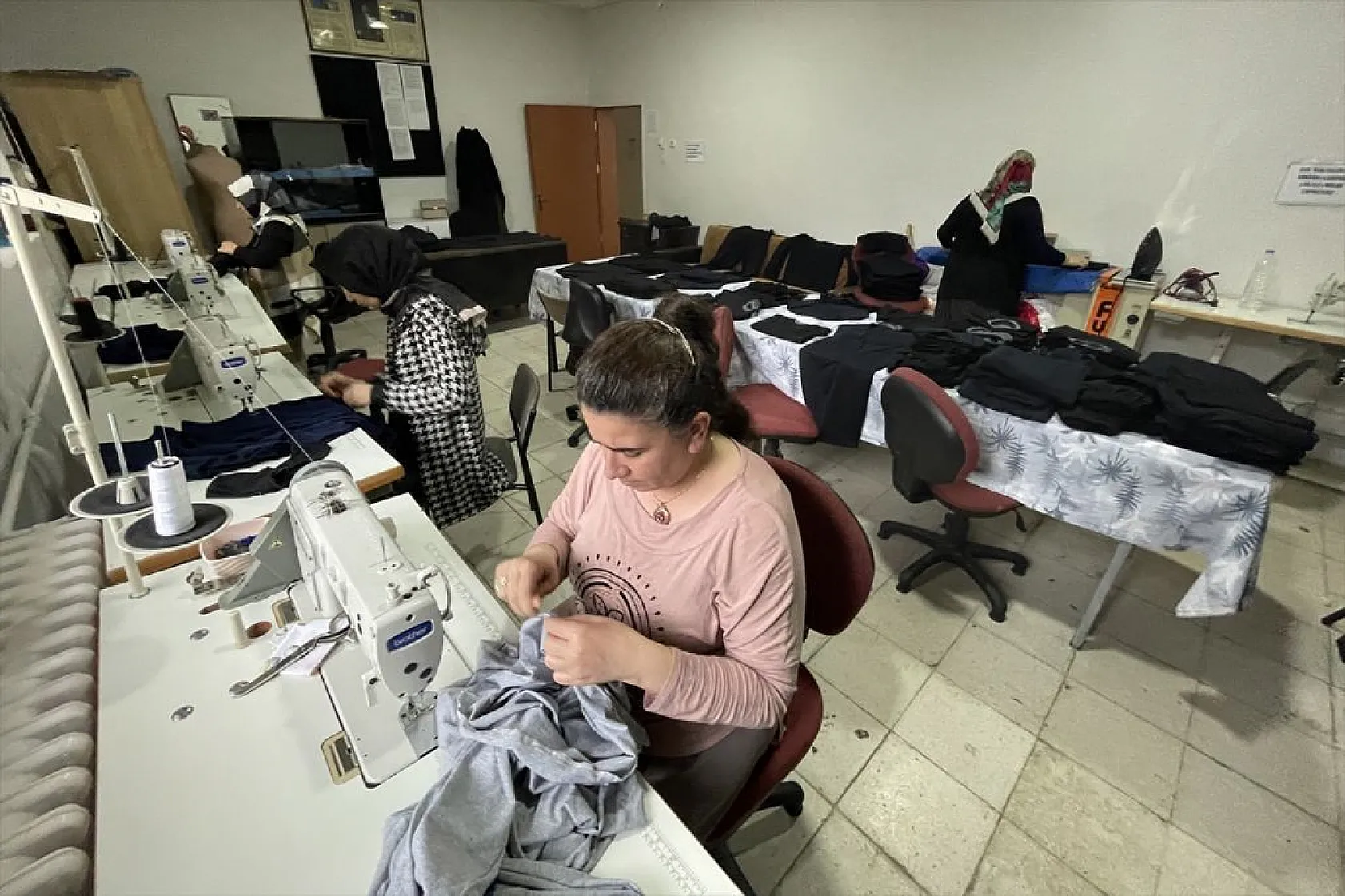 Usta öğreticiler ve kursiyerler, depremzedeler için kolları sıvadı