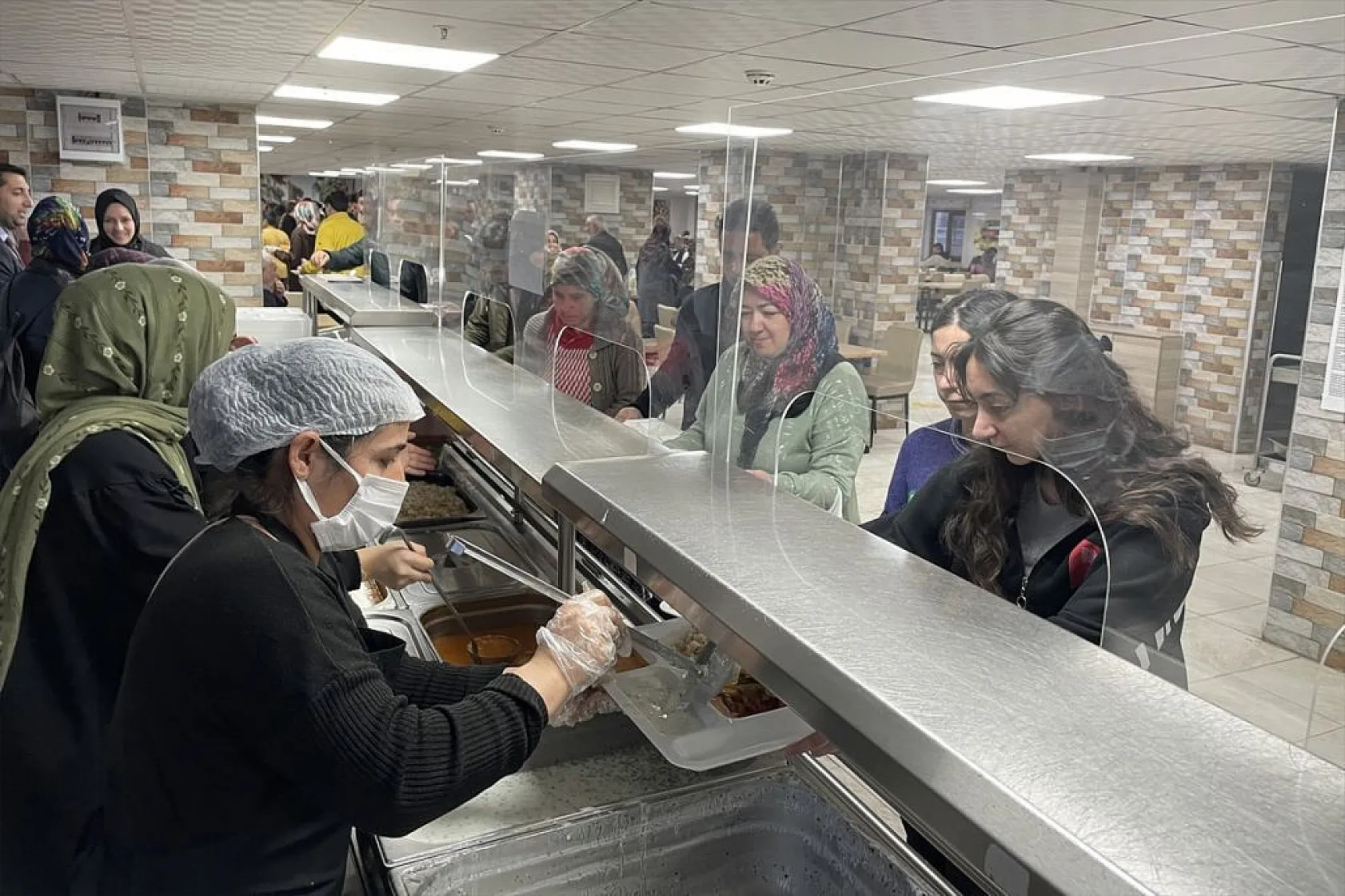 Depremzedeler iftarlarını kaldıkları GSB yurtlarında açtı