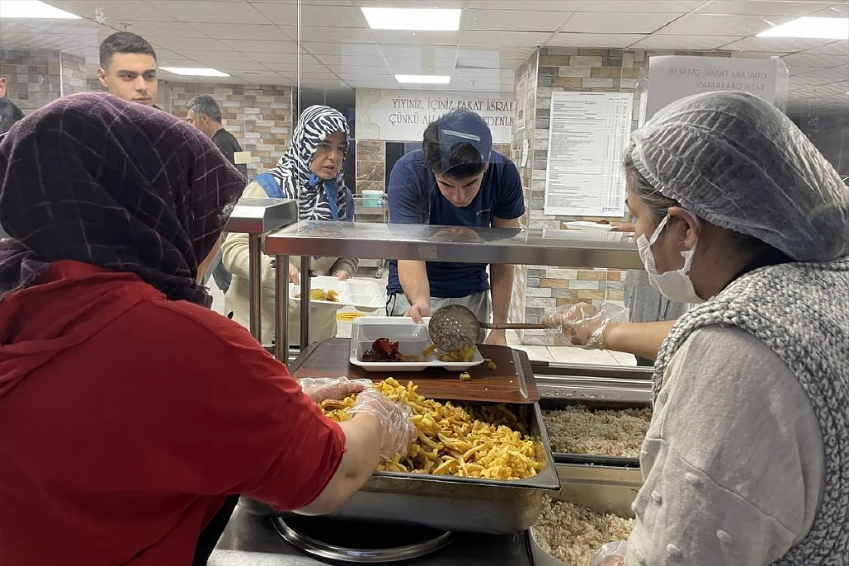 Depremzedeler iftarlarını kaldıkları GSB yurtlarında açtı