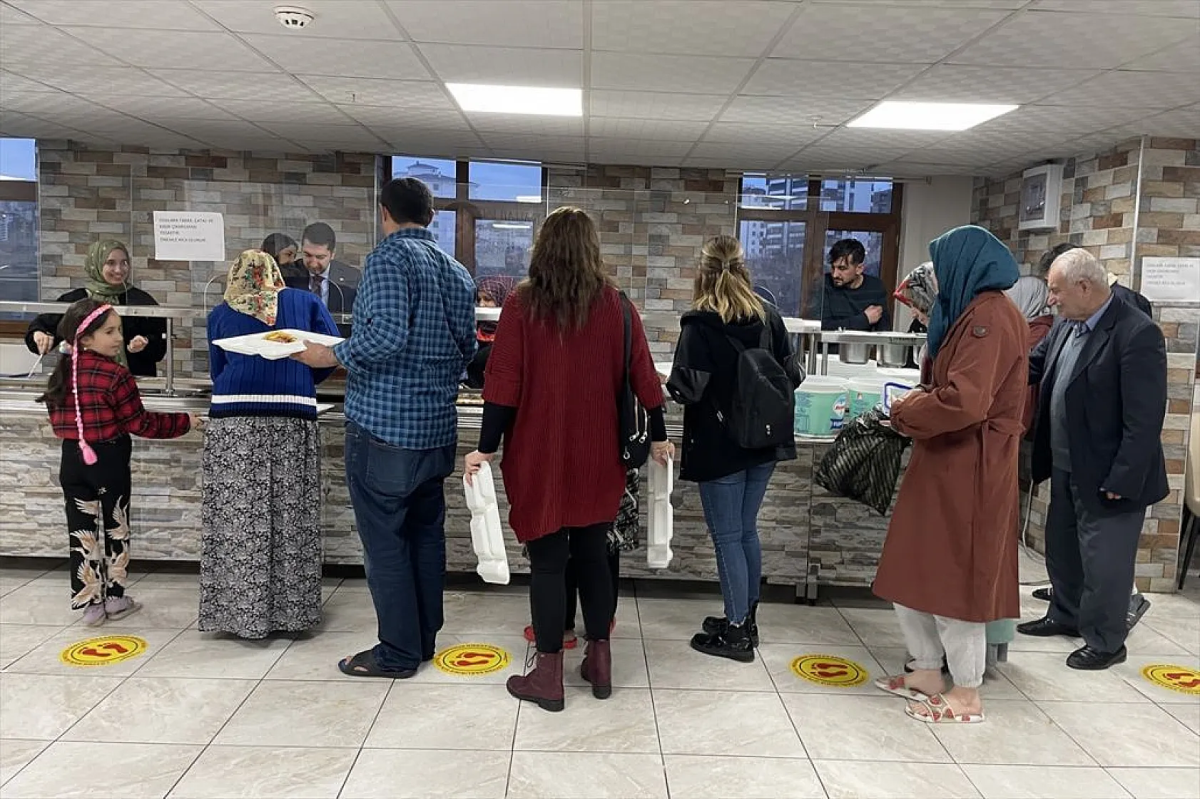 Depremzedeler iftarlarını kaldıkları GSB yurtlarında açtı