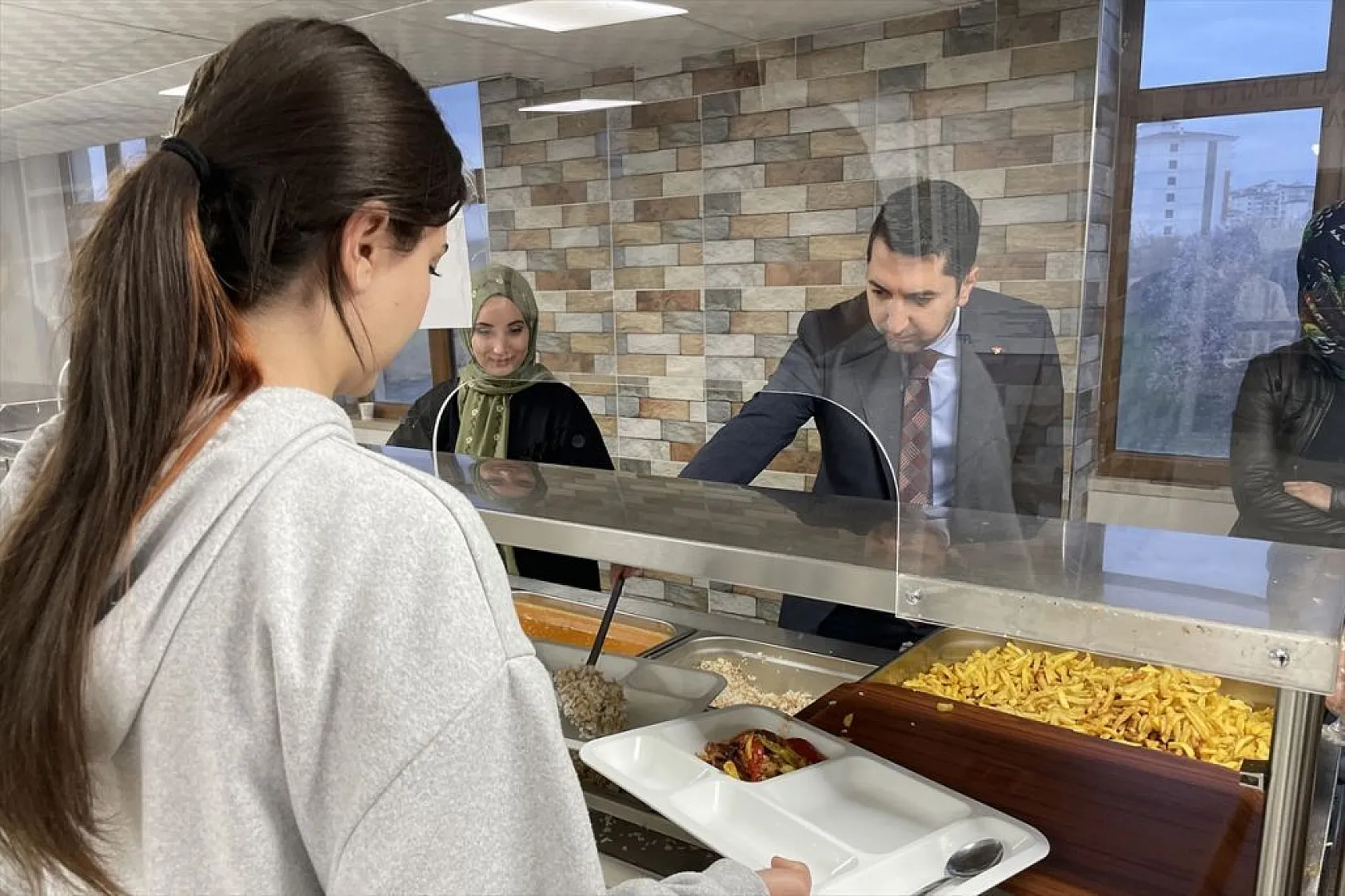 Depremzedeler iftarlarını kaldıkları GSB yurtlarında açtı